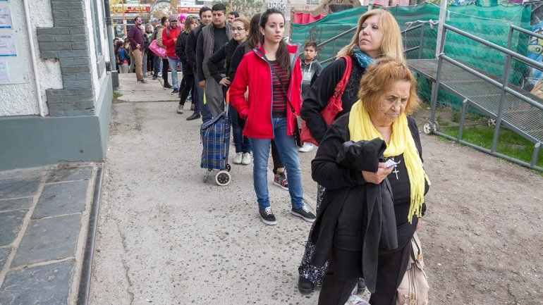 Una gran cantidad de cipoleños optó ayer por cruzar el puente a pie.