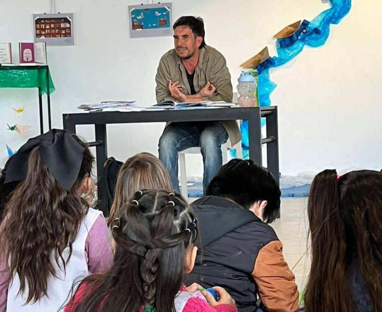 Vocación y pasión. Figueroa con los niños de las escuelas. Vocación y pasión. Figueroa con los niños de las escuelas.