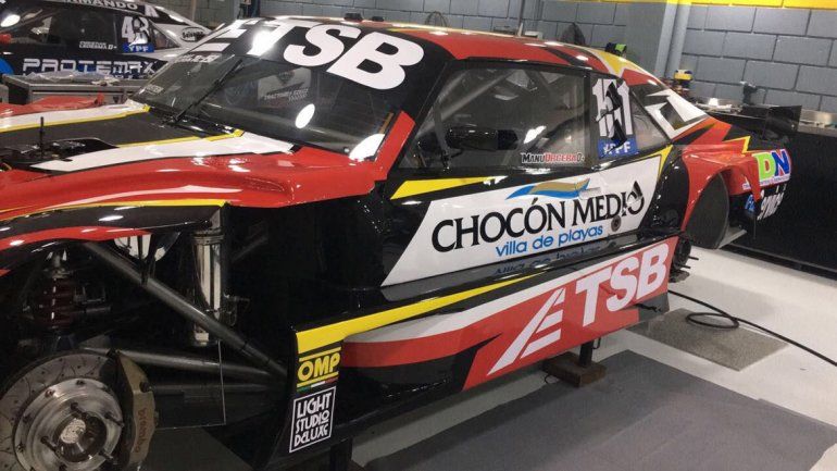 La Chevy de Urcera ploteada con los mismos colores y número.