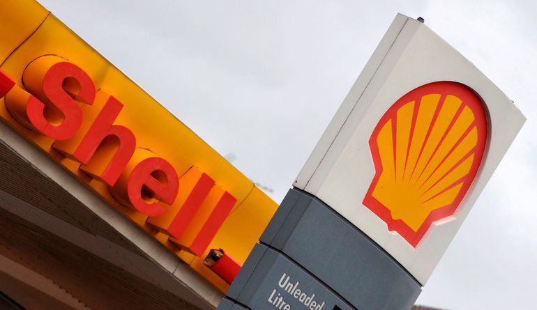 FOTO DE ARCHIVO: El logo de Shell en una estación en Londres