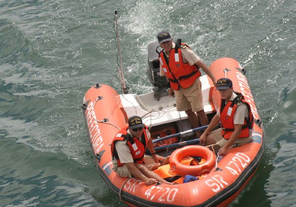 Familiares y amigos se suman a la búsqueda del hombre desaparecido en el río