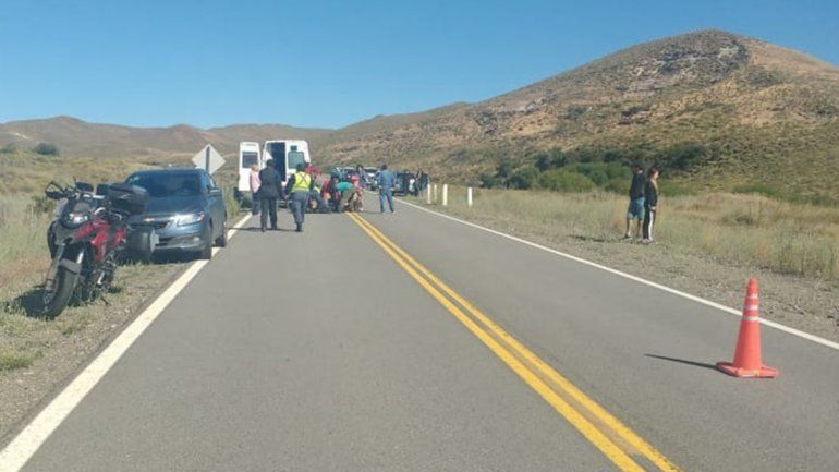 Chocó a un chancho con su moto y se fracturó el brazo