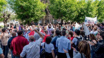 clima caliente por la toma en la universidad de rio negro