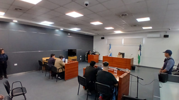 La audiencia de formulación de cargos por el incendio en el barrio San Lorenzo quedó suspendida. Hay un detenido y buscan al presunto autor.