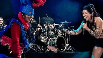 Cazzu invitó a una diablita jujeña al escenario de la Fiesta Nacional de la Manzana.