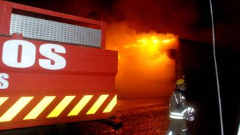 La Anónima emitió un comunicado por el incendio en el depósito regional. Foto: Antonio Spagnuolo. La Anónima emitió un comunicado por el incendio en el depósito regional. Foto: Antonio Spagnuolo.
