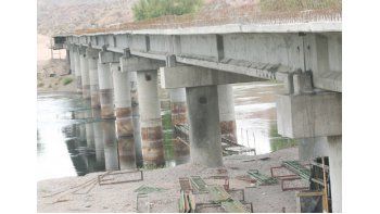 el puente de la isla seguira paralizado