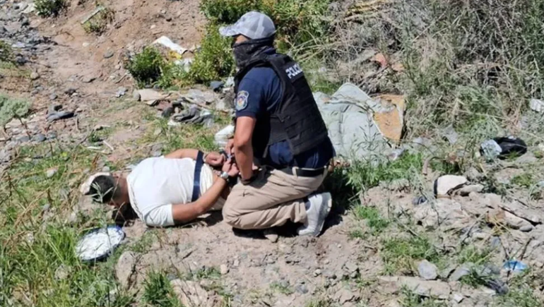 Uno de los integrantes de la peligrosa banda delictiva quiso escapar a la carrera pero fue reducido en medio de unos cañadones. Uno de los integrantes de la peligrosa banda delictiva quiso escapar a la carrera pero fue reducido en medio de unos cañadones.