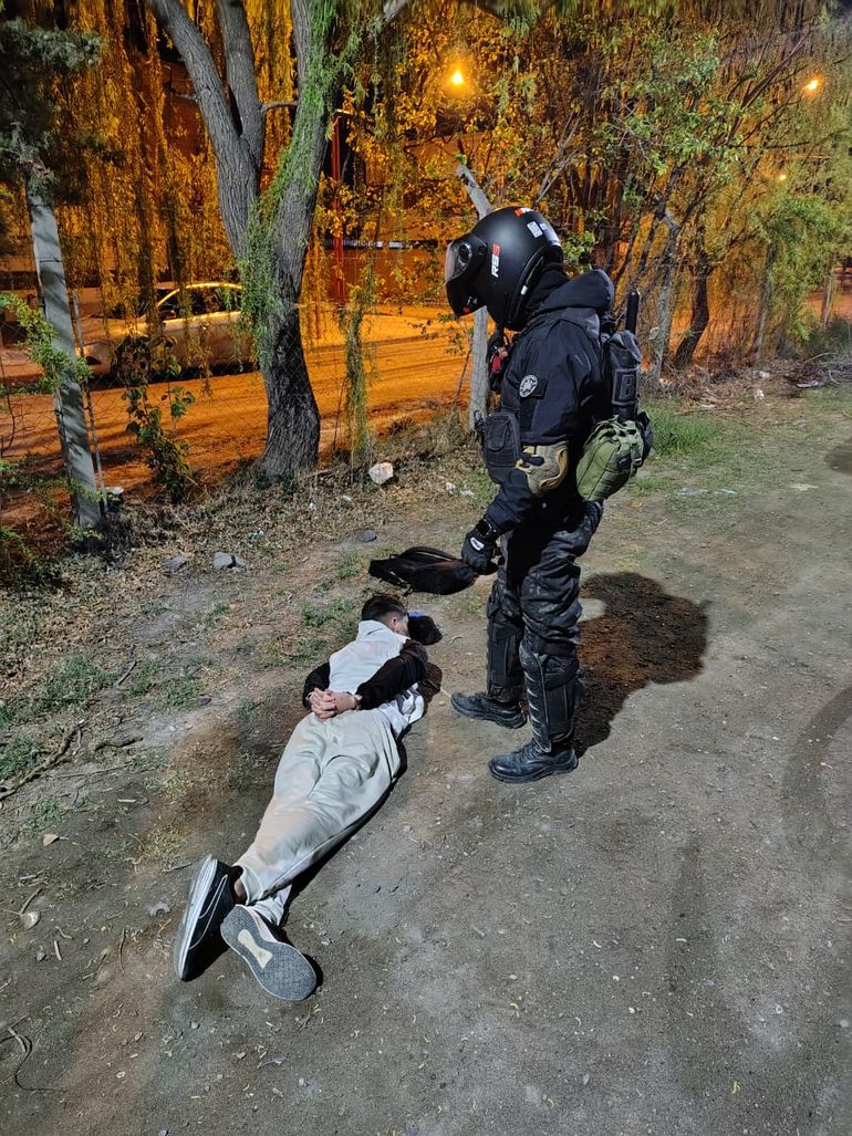 Los policías constataron que uno de los hombres llevaba una pistola calibre 9 milímetros.