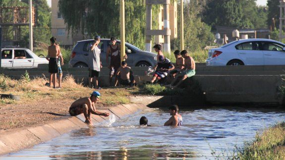 El canal de la 151 fue el más concurrido: no es profundo y está cementado, por lo que es más seguro. De todas formas, bañarse en canales de riego está prohibido.