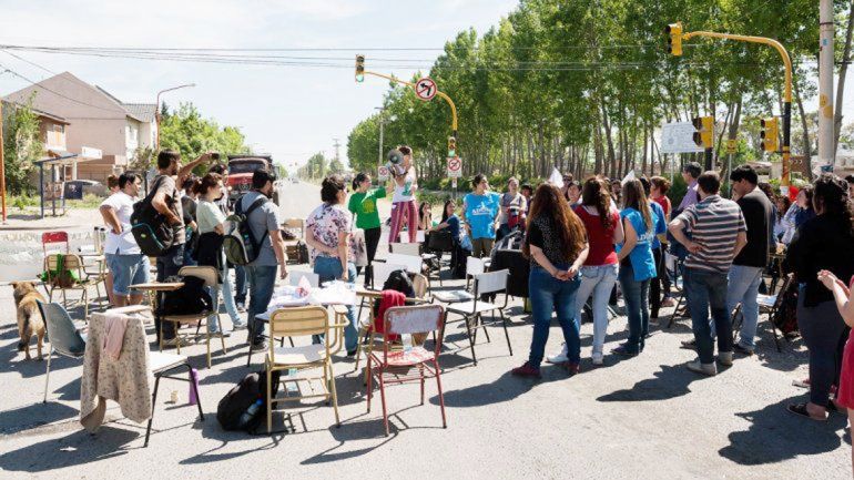 Los alumnos ya tuvieron un gran conflicto en 2015 por la falta de aulas. Aseguraron que se complicaba la cursada y dieron clases en la calle.