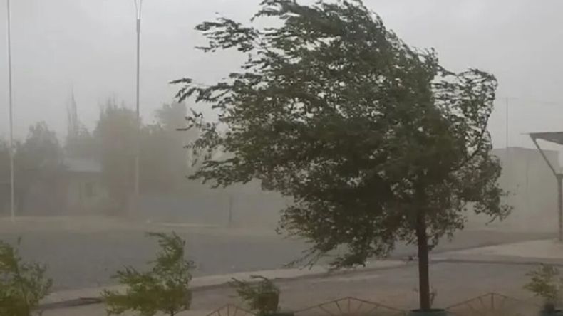 El SMN elevó un alerta meteorológico por fuertes vientos y tomentas.