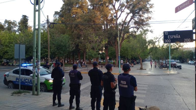 La Policía de Río Negro intervino en dos situaciones de peleas familiares en General Roca. La Policía de Río Negro intervino en dos situaciones de peleas familiares en General Roca.