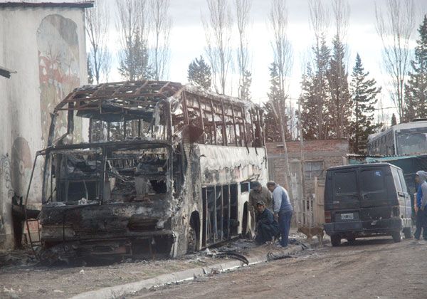 Un micro resultó totalmente destruido por un presunto incendio intencional