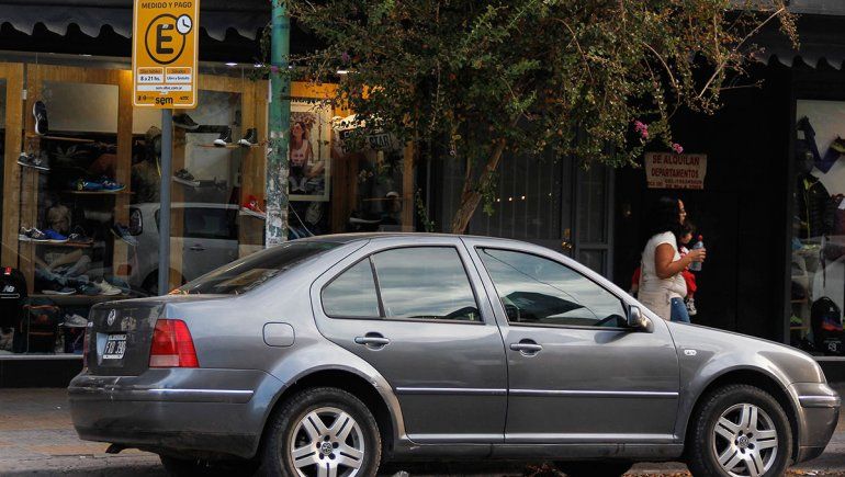El estacionamiento medido en Cipolletti costará en enero 2026, $450 la primera hora.