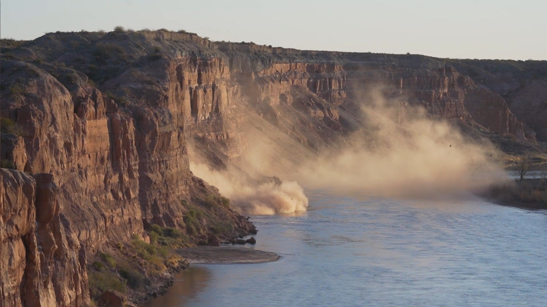 Advierten posibles nuevos derrumbes sobre el río Limay