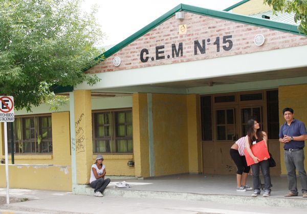 El CPE cesanteó a un docente del CEM 15 por tres años