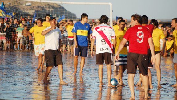 Enzo Francescoli y Jorge Bermúdez jugaron un superclásico en Las Grutas con veraneantes que completaron, luego de un sorteo, los equipos de River y Boca.
