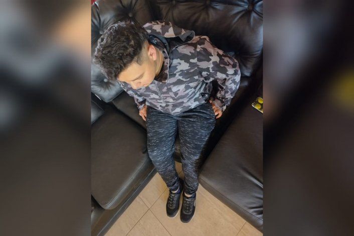 Quiso entrar a un bar cervecero y no lo dejaron por las zapatillas