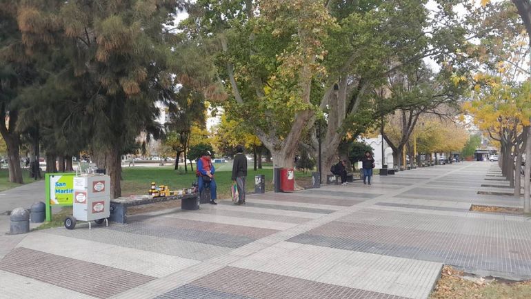 La plaza San Martín es un punto estratégico para muchos vendedores ambuñantes.