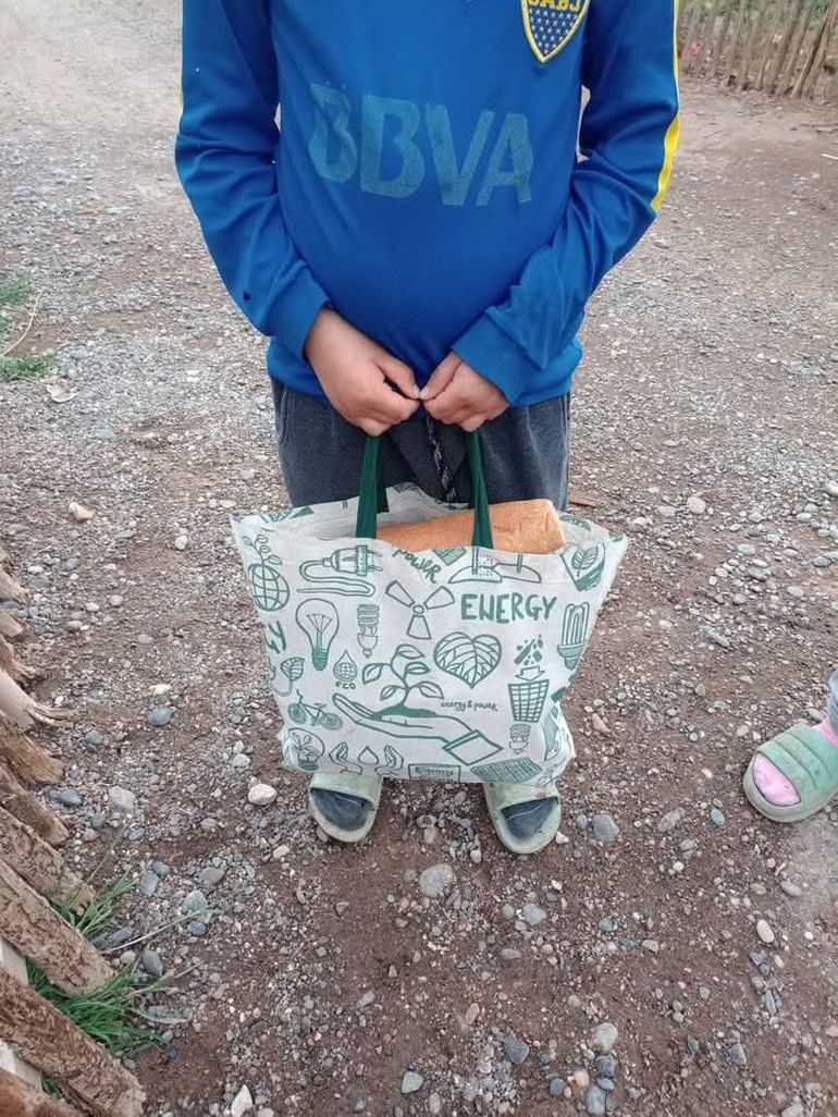 El comedor Ubuntu Ferri prepara platos y viandas de comida para ayudar a las familias más necesitadas. En especial a los niños, quienes no pueden pasar hambre. En ocasiones, se entregan bolsas con pan y otros alimentos básicos e imprescindibles.