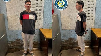 El hombre que salió con las manos en alto de la casa del barrio Del Trabajo, donde encontraron los dos vehículos robados en Neuquén. El hombre que salió con las manos en alto de la casa del barrio Del Trabajo, donde encontraron los dos vehículos robados en Neuquén.