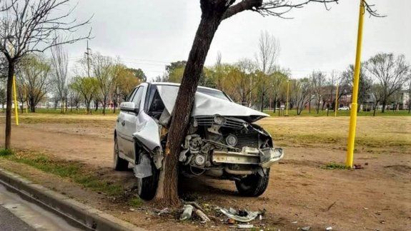 Se quedó dormida al volante y chocó contra un árbol