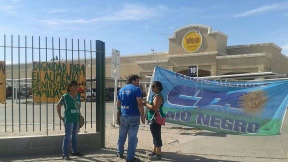 En Roca dirigentes y afiliados a la CTA Río Negro comenzaron con las protestas en las puertas de algunas cadenas de supermercados.&nbsp;
