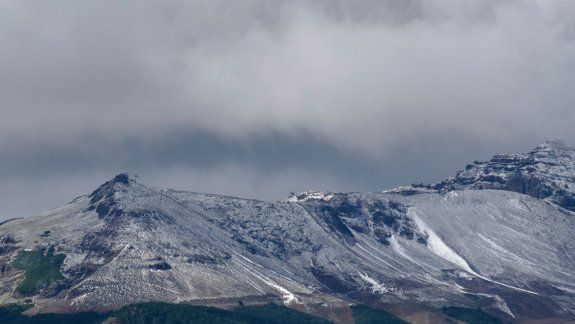 El frío y la nieve sorprendieron a los turistas en la cordillera
