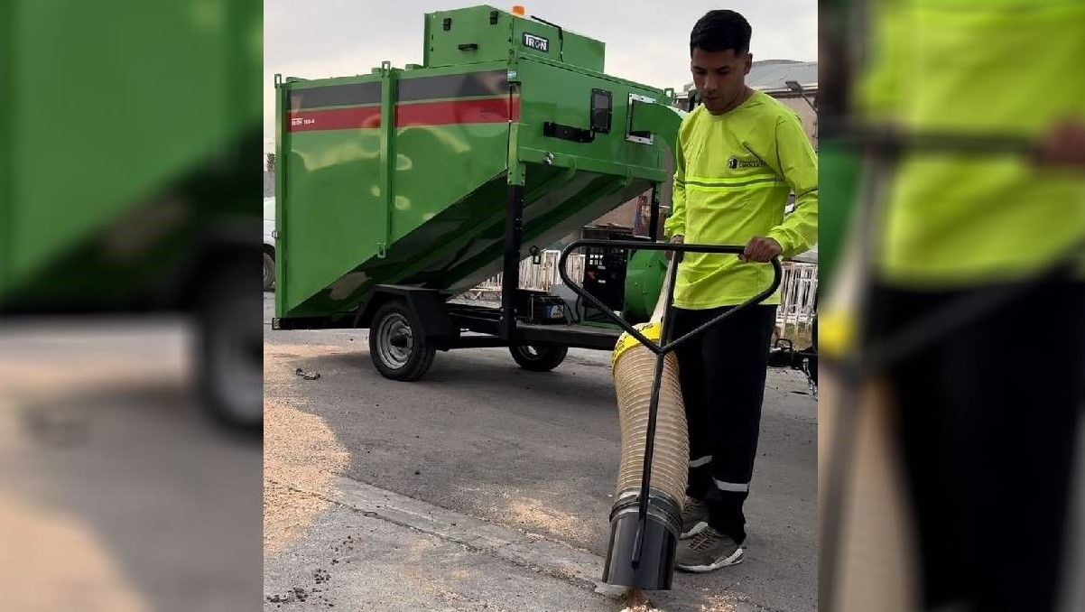 La máquina es manejada por un operador y tiene una gran capacidad para almacenar hojas.&nbsp;