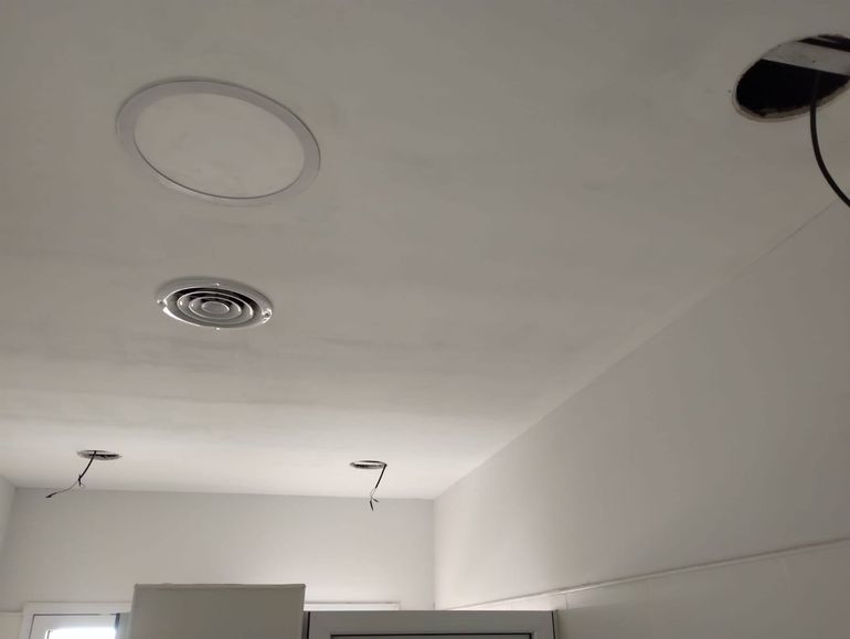 Las luminarias fueron sustraídas, lo que dejó un hueco en la pared con los cables rotos.