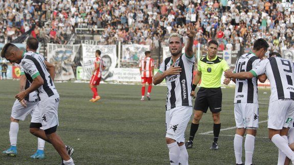La Visera de fiesta: Cipolletti se aferró a la categoría con una goleada a Rivadavia