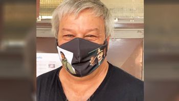 lider chacarero fue a votar con un barbijo con fotos de represores