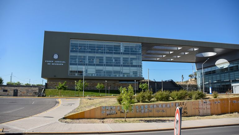 Su pareja la secuestró por cuatro días y una gripe de su hijo la ayudó a escapar