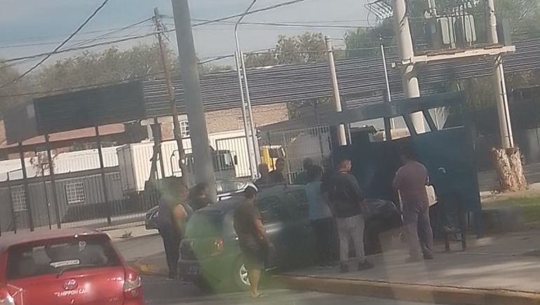 Choque y fuga en Neuquén: un auto terminó adentro de una garita