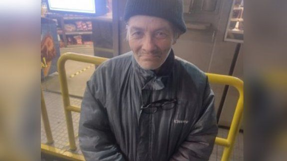 Duerme en la calle en un barrio porteño y buscan a su familia en Cutral Co