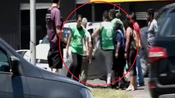 Un conductor intentó pasar por el corte de ATE y todo terminó a las piñas
