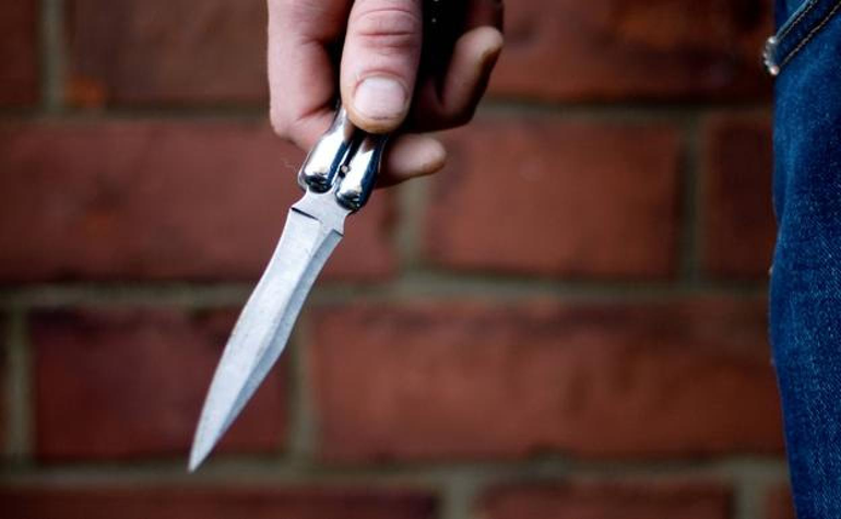 Un chico de 15 años fue apuñalado salvajemente por un compañero a la salida del colegio