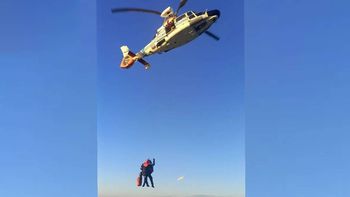 Prefectura realizó un espectacular operativo para rescatar a un marinero en emergencia médica en el mar de Río Negro.