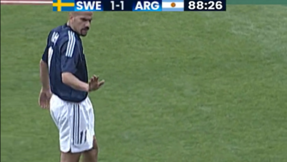 Mundial 2002: polémico gesto de Verón a Bielsa que recorre las redes