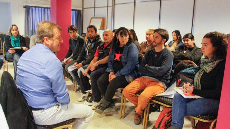 El intendente Tortoriello y referentes del Foro por la Tierra y la Vivienda y del Renabap conversaron para avanzar en la regularización de los servicios.