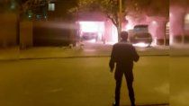 video: incendiaron vehiculos en el barrio newbery y hay alarma