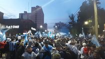 Cientos de cipoleños coparon el centro para festejar el triunfo histórico de la Selección Argentina. Fotos: Antonio Spagnuolo. Cientos de cipoleños coparon el centro para festejar el triunfo histórico de la Selección Argentina. Fotos: Antonio Spagnuolo.