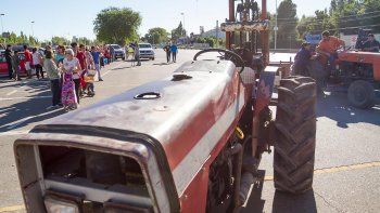 los productores comenzaron a regalar 40 mil kilos de fruta en los puentes carreteros