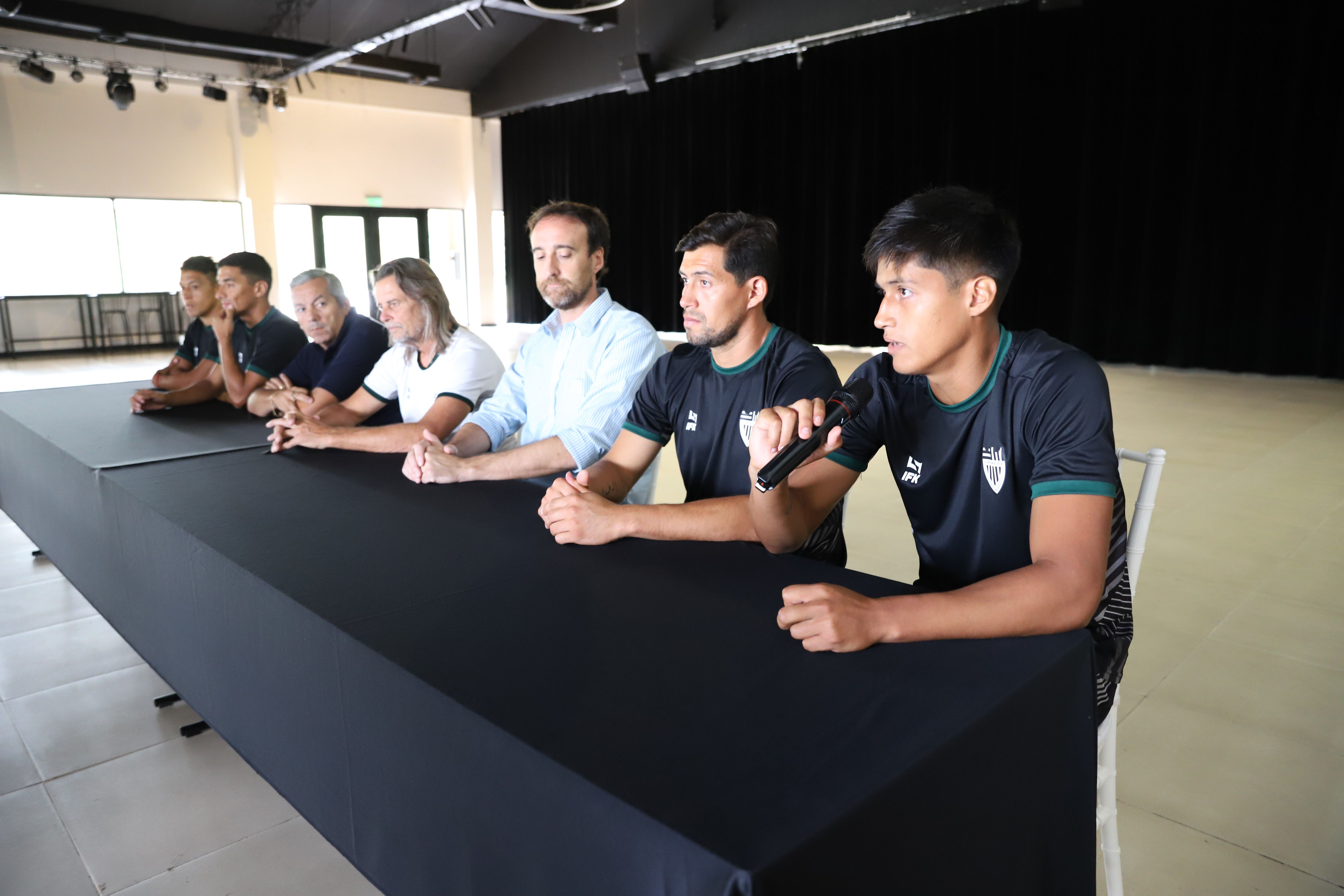 Los directivos, el DT y las figuras hablaron en la conferencia de prensa de presentación.