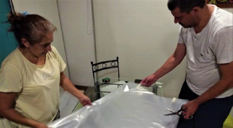 Fabrican camisolines para los trabajadores del hospital