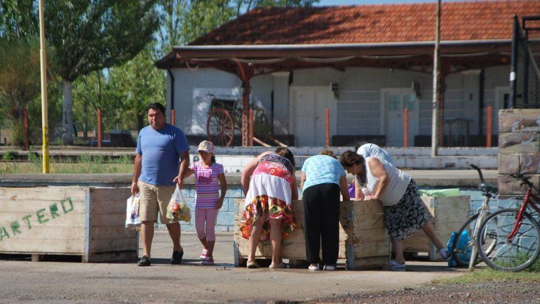 Los chacareros regalaron 12.000 kilos de peras en la plaza San Martín y Oro