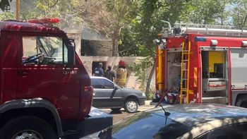 Bomberos apagaron el incendio que se desató en una casa donde vive un hombre que padece acumulación compulsiva. Bomberos apagaron el incendio que se desató en una casa donde vive un hombre que padece acumulación compulsiva.