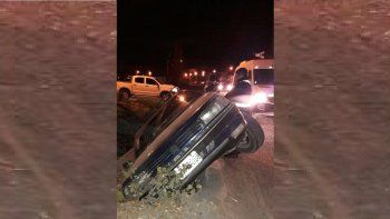 quiso girar y termino con su auto adentro del canal