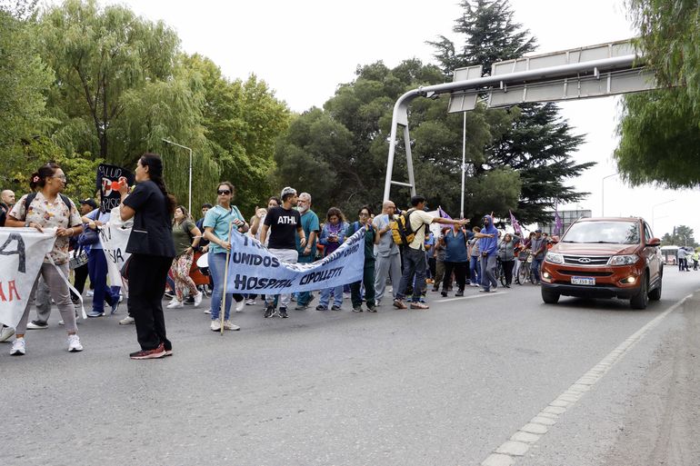 Los trabajadores del Hospital fueron a los puentes por su reclamo salarial. Foto: Anah&iacute; C&aacute;rdena.